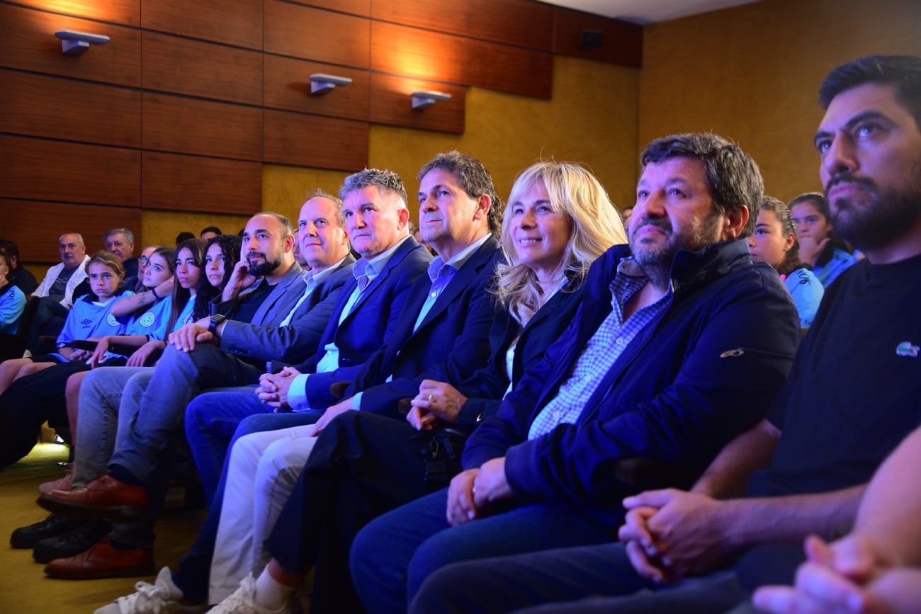 Encuentro con la Historia.  El club Belgrano cumple 120 años y repasó su historia en una charla con los periodistas Gustavo Farías y Pablo Giletta en el auditorio de La Voz. (Nicolás Bravo / La Voz)