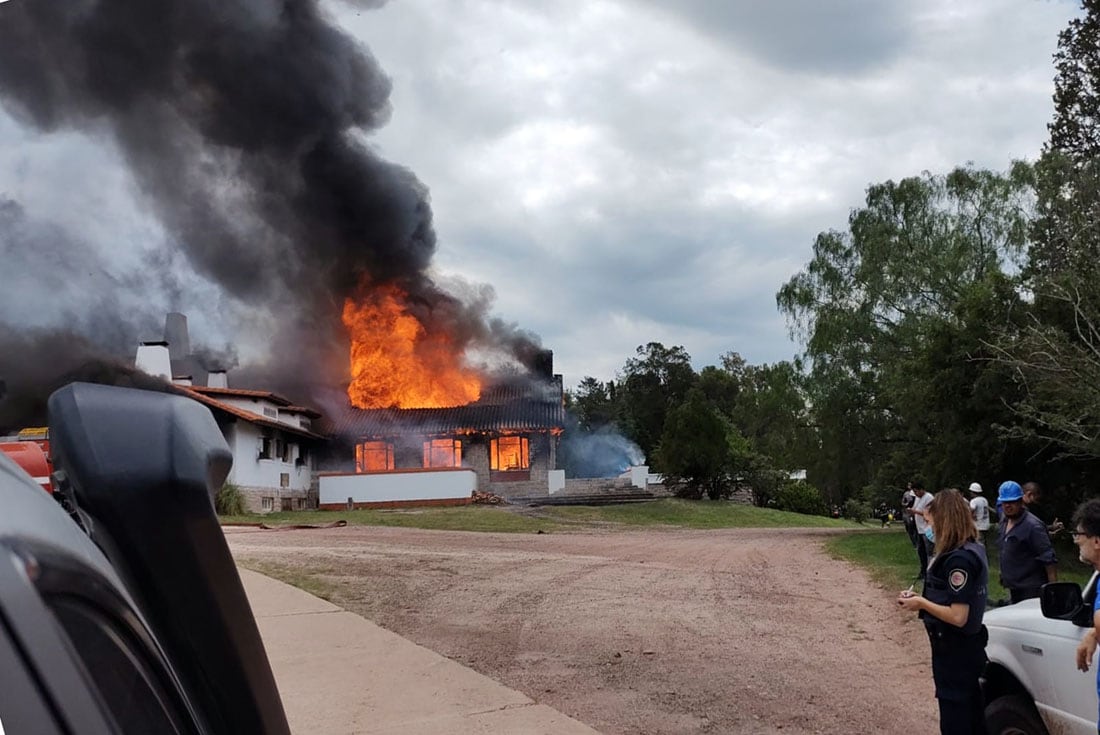 incendio
El Hotel 4 de la Unidad Turística Embalse se incendió este miércoles provocando importantes daños materiales en el lugar. El foco se concentró en el sector de cocinas y del comedor del establecimiento
Gentileza Josefina