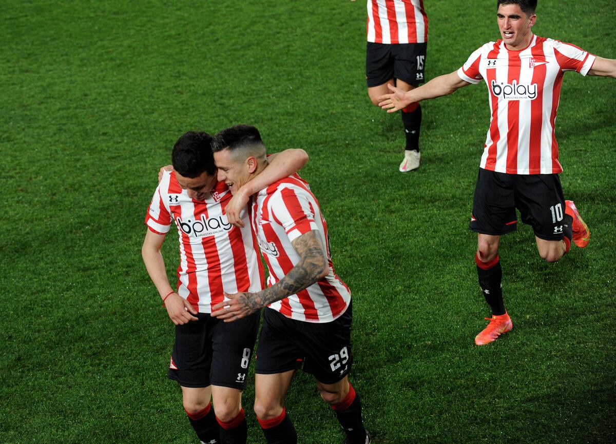 El gol del descuento de Leonardo Godoy para Estudiantes que pierde 2 a 1 ante Independiente