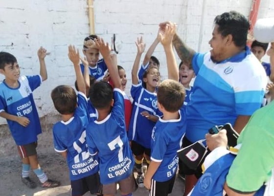 Pablo Ochoa perdió a su hermano Diego, pero sigue delante. Los chicos lloran su ausencia.