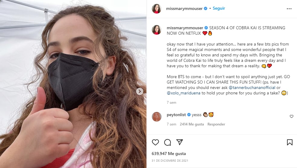 Mary Mouser anunciando la cuarta temporada de Cobra Kai.