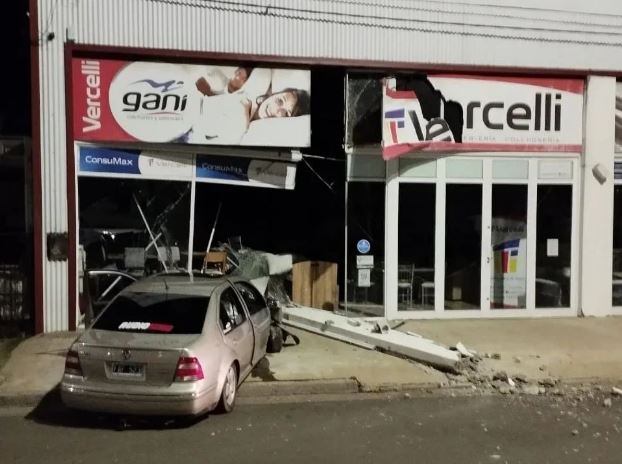 Automóvil choca la vidriera de una mueblería de Gualeguaychú