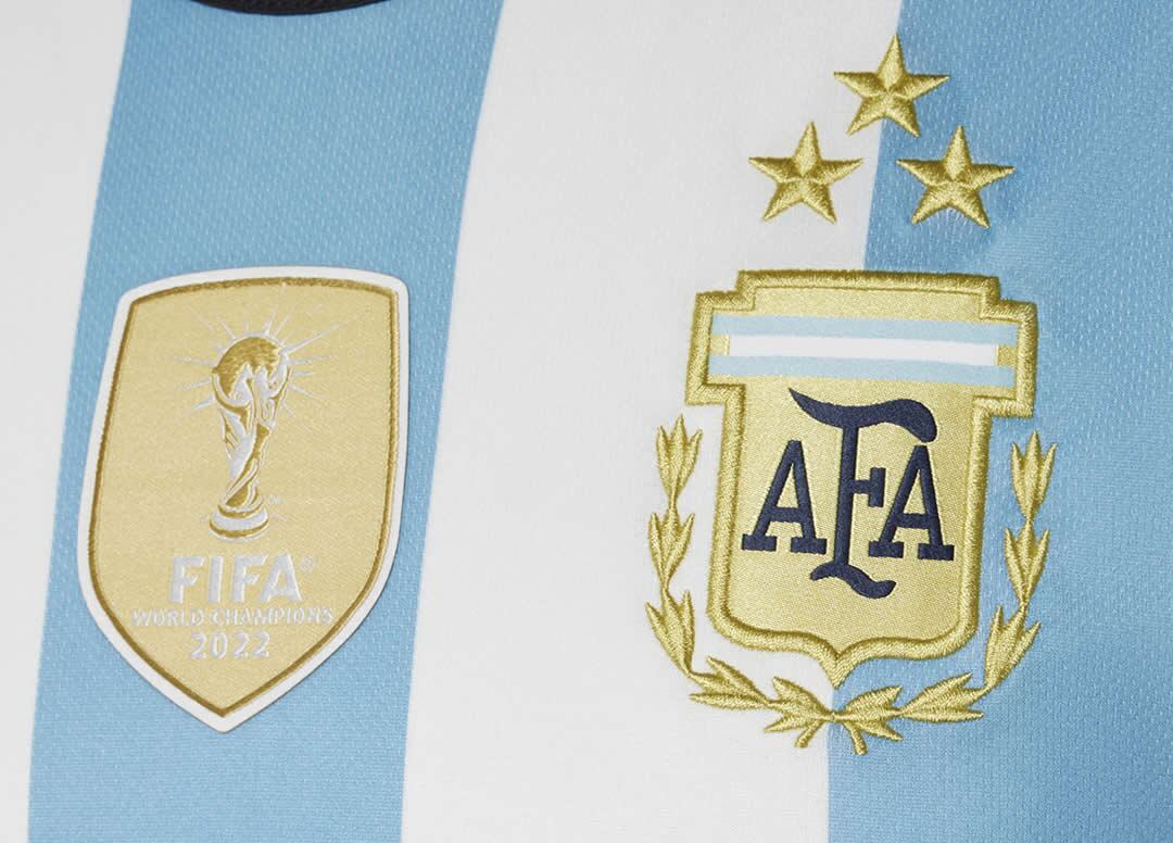 Escudo de AFA y parche del campeonato mundial.