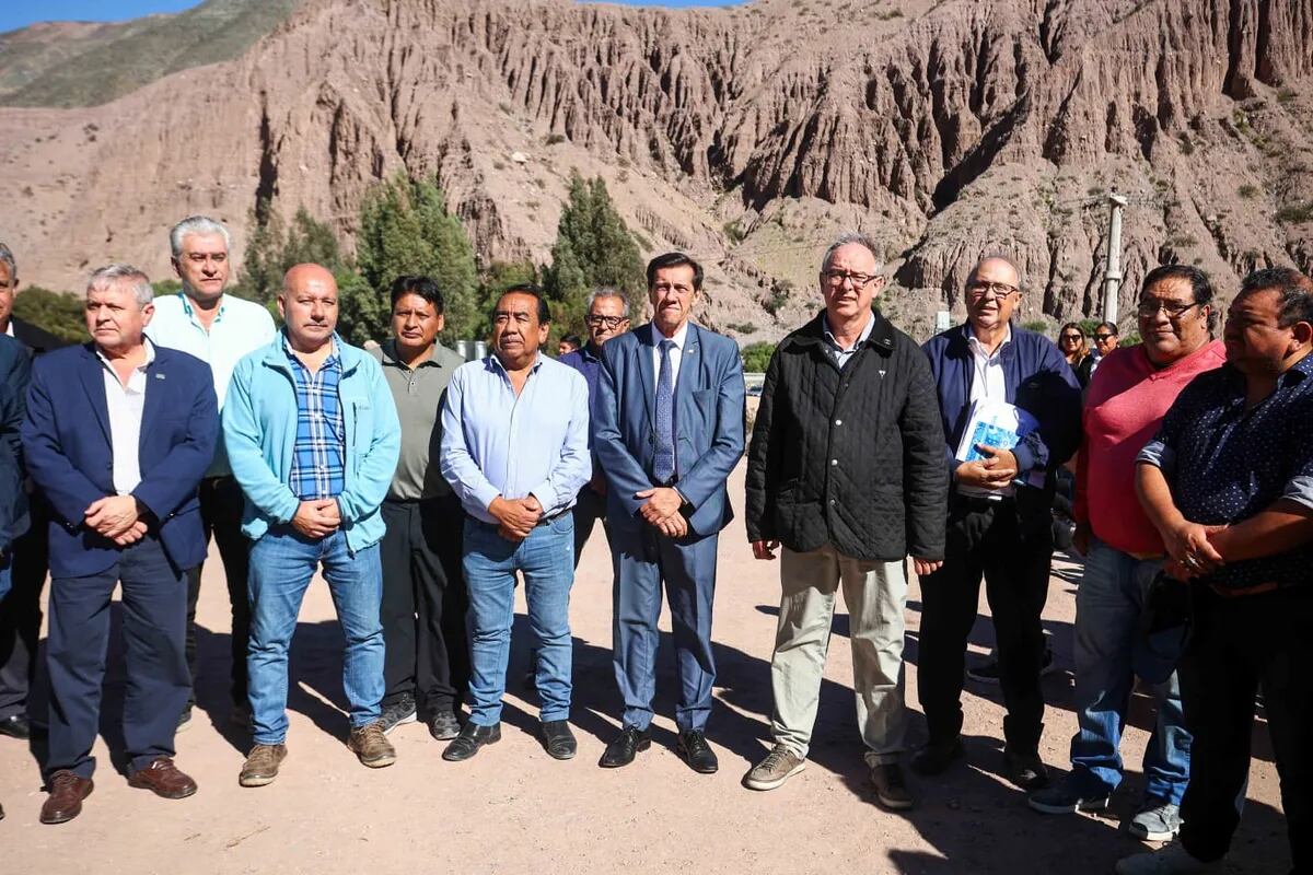 El gobernador Carlos Sadir (centro) junto al intendente de Purmamarca, Humberto López (a su derecha) y el ministro Carlos Stanic (a su izquierda), acompañados por funcionarios provinciales y autoridades purmamarqueñas.