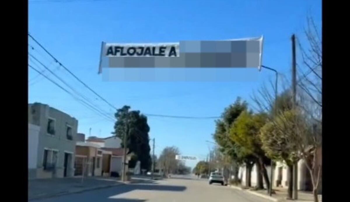 “Aflojale a...”: el insólito pasacalle que colocó un grupo de amigos en Córdoba y que se viralizó en redes