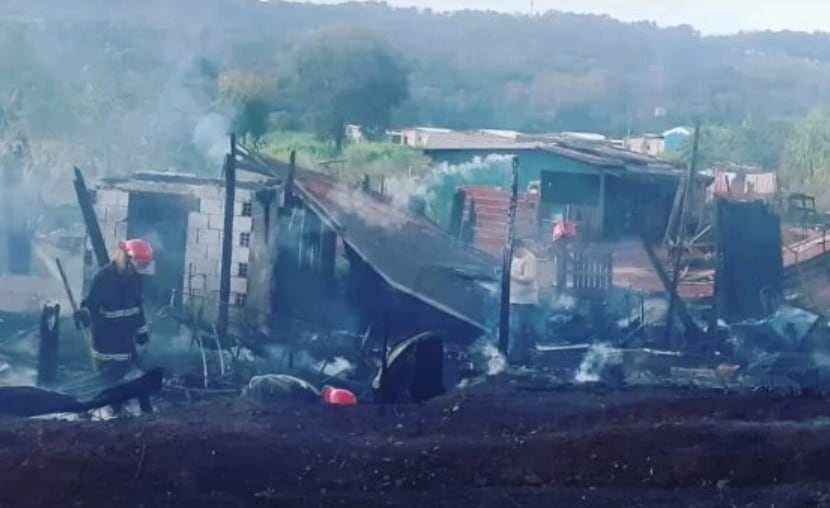 Un incendio consumió por completo tres viviendas en Oberá.