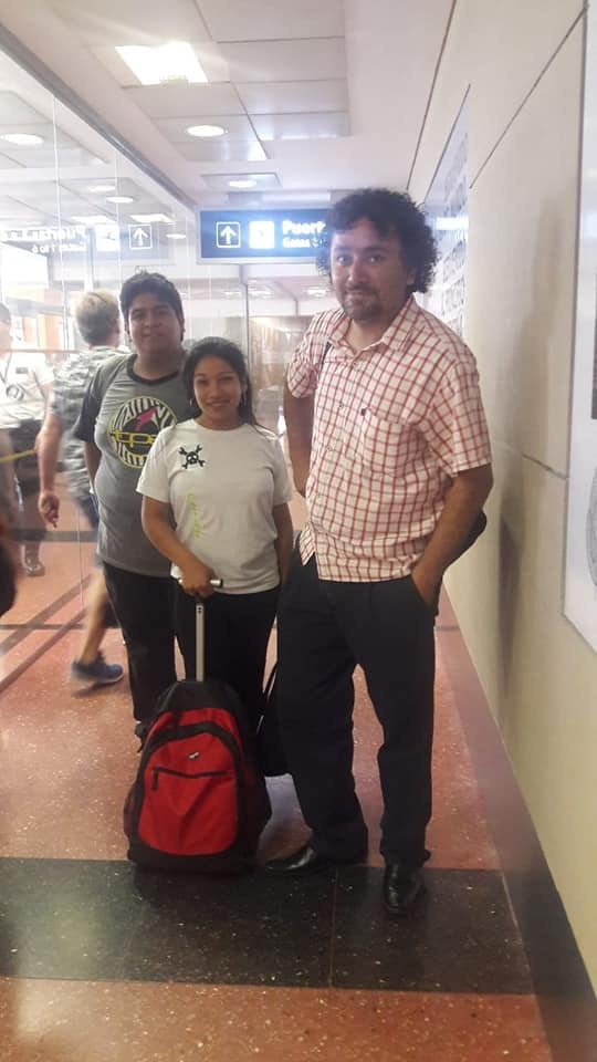 El profesor Torres con los alumnos Celeste y Aarón en Buenos Aires, en el 2019 para recibir un reconocimiento por el proyecto