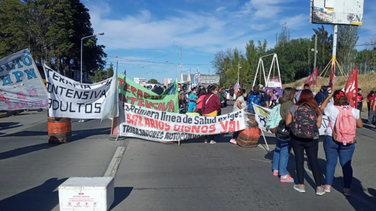 Personal de Salud de Neuquén corta rutas en reclamo de aumento salarial