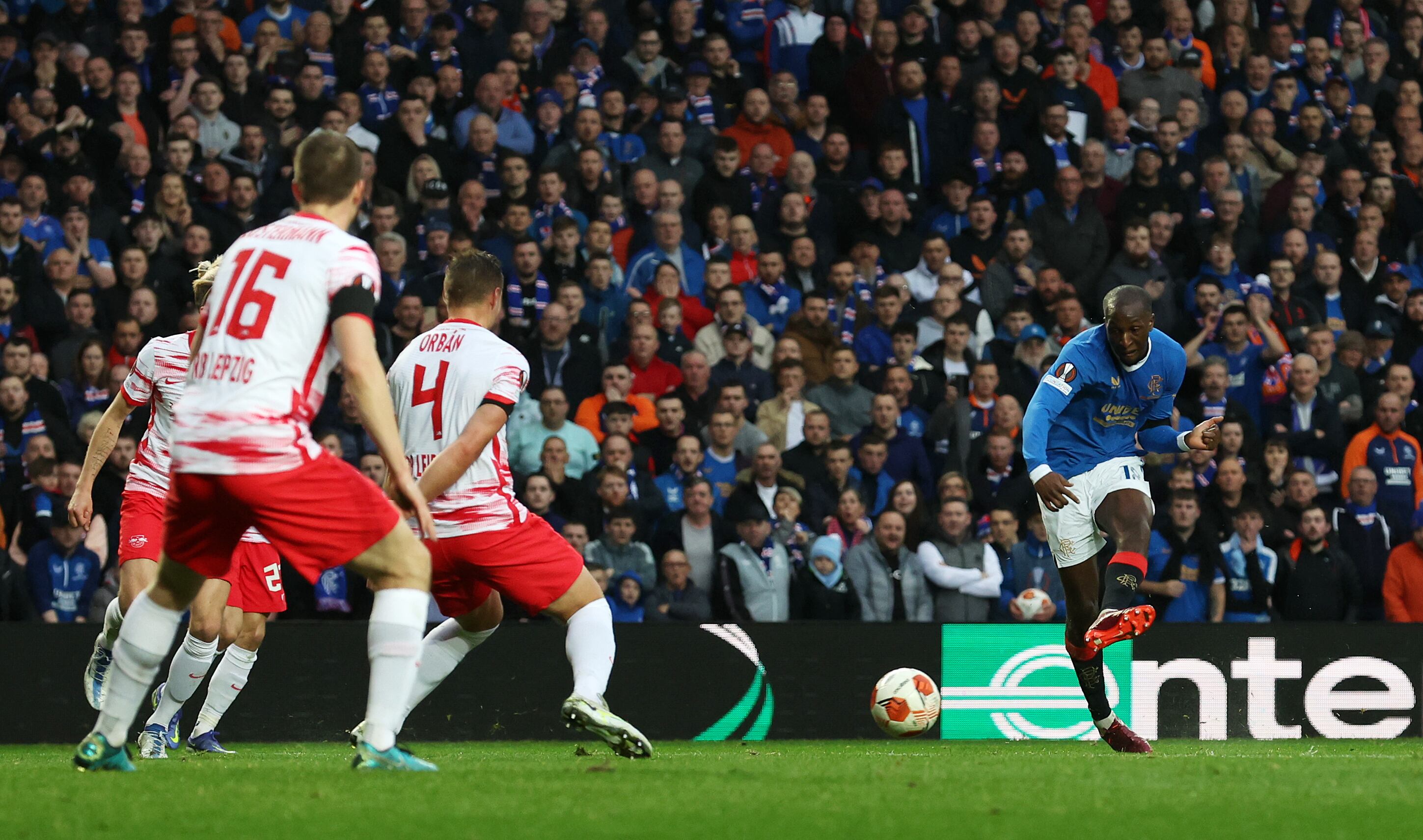 El Rangers venció 3 a 1 al Leipzig y accedió a la final de la Europa League.