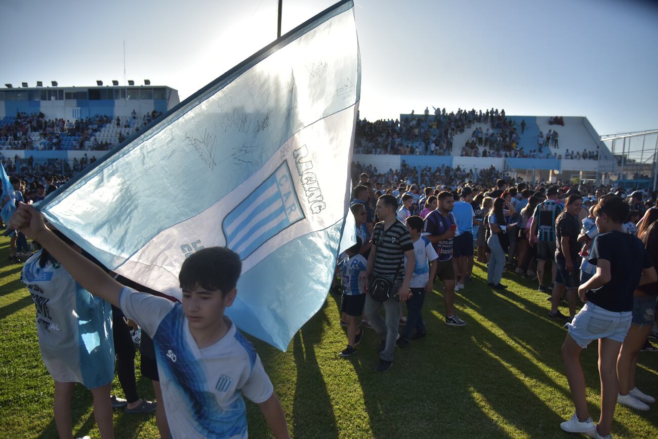 Los hinchas de Racing de Nueva Italia recibieron al equipo campeón en el Miguel Sancho con una gran fiesta. Foto Javier Ferreyra