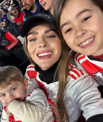 La China Suárez con sus hijos en el Monumental.