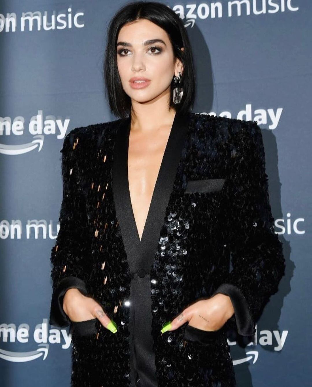 Dua Lipa se caracteriza por llevar atuendos de diseñadores famosos, y de los cuales muchas veces está a cargo de algunas colecciones. 