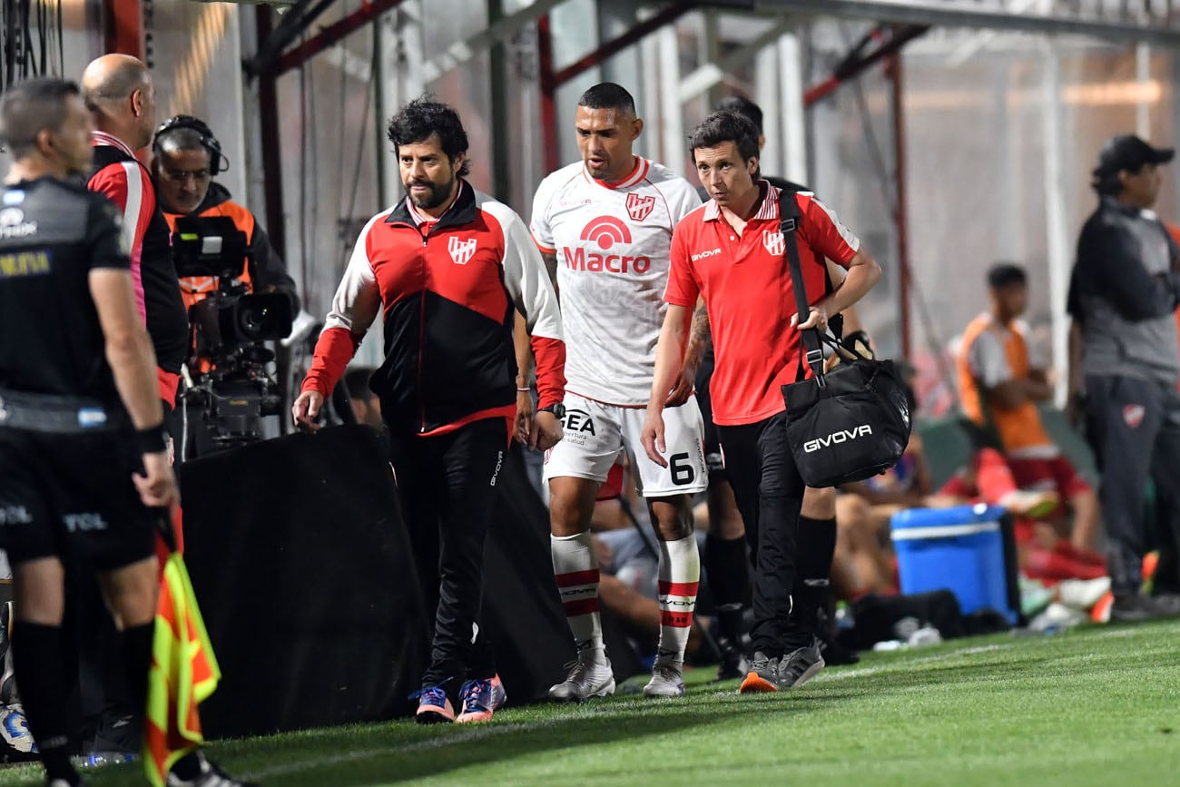 Fernando Alarcón capitán de Instituto sale lesionado en el partido contra Argentinos Juniors.