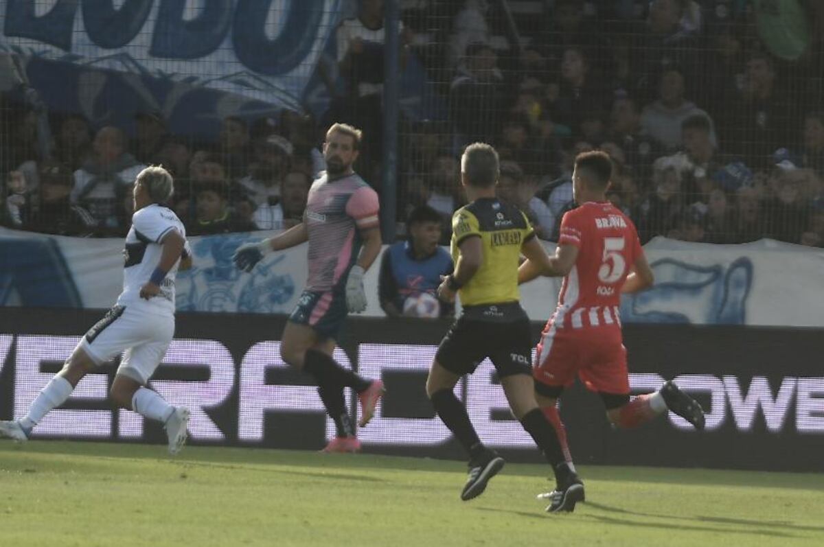 Cayó el último arco invicto: el video del gol de Gimnasia, error de Instituto