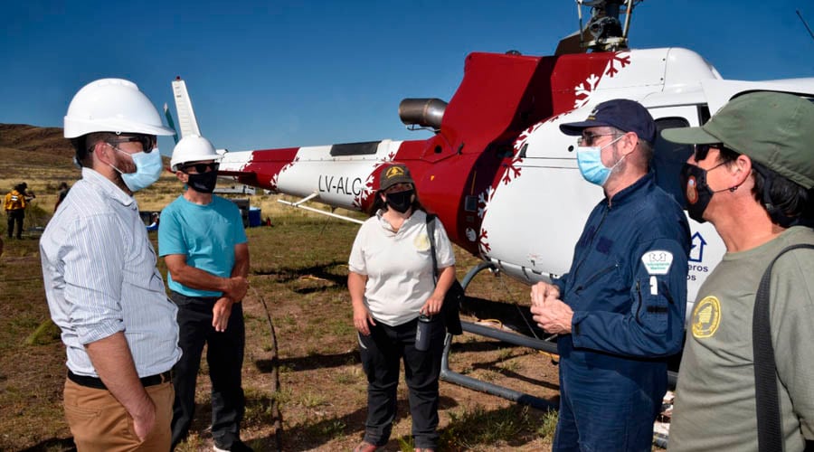 El piloto de la aeronave coordinando las acciones con el ministro y el personal del Parque 