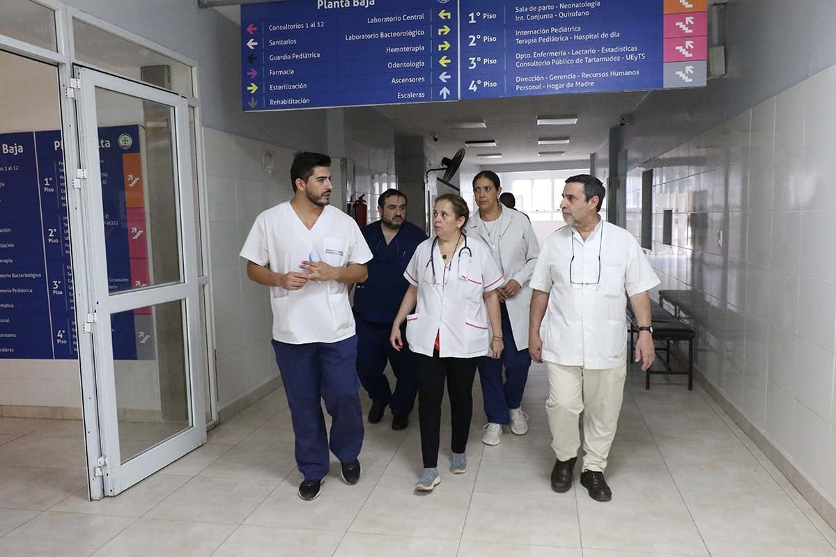 El Dr. Lus Medina Ruiz junto a las autoridades del efector.