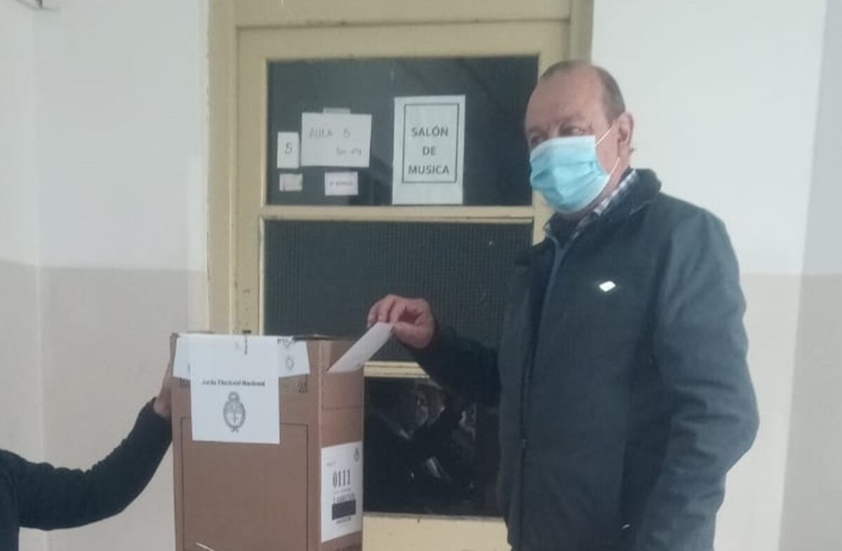 Elecciones PASO en Tres Arroyos: votó el intendente Carlos Sánchez
