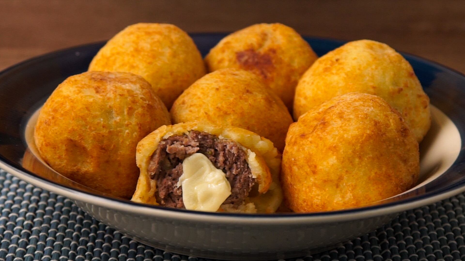 Las bombas de papa rellenas con carne.