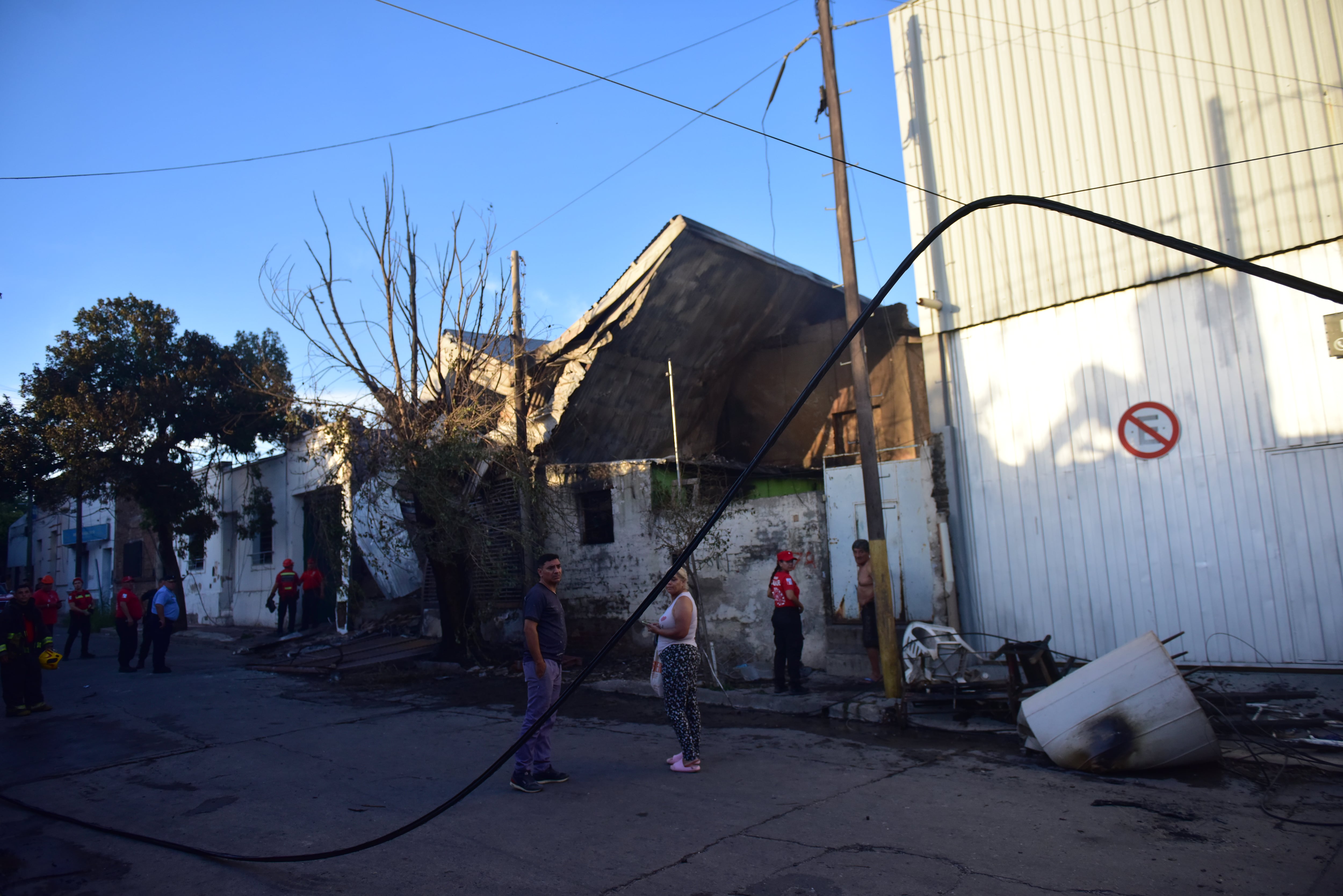 Incendio en una pensión en Barrio San Martín con el saldo provisorio de dos muertos y varios heridos. Foto Javier Ferreyra