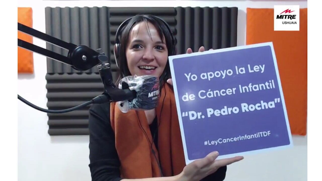 Victoria Vuoto mostrando el cartel que se usará para dar difusión a la campaña.