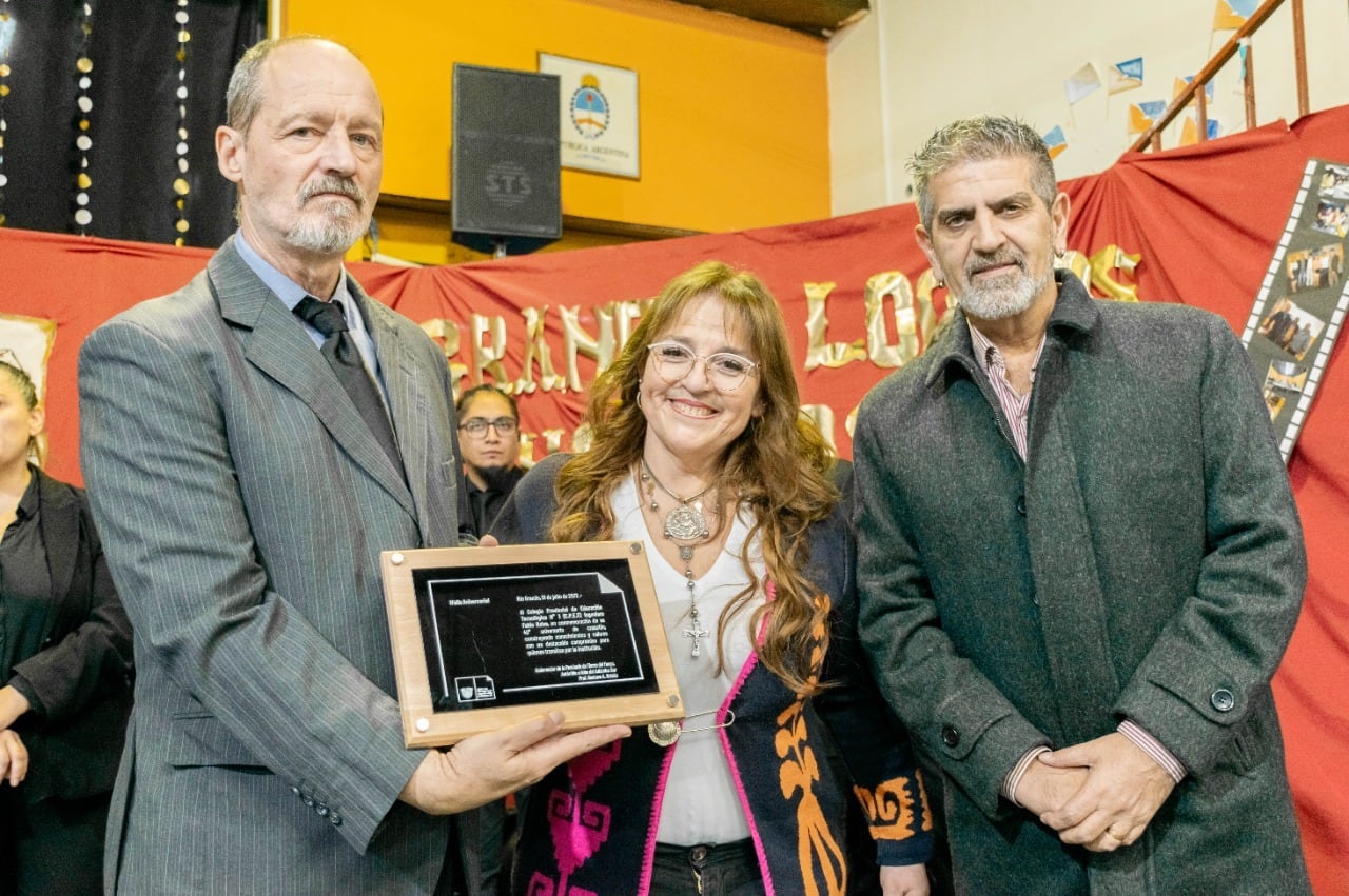 El Gobierno Provincial se hizo entrega de la placa conmemorativa por los 40° Aniversario del CPET. 