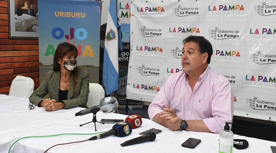 El intendente Pascual Fernández junto a la secretaria de Turismo, Adriana Romero, en el lanzamiento de la temporada, el miércoles pasado 