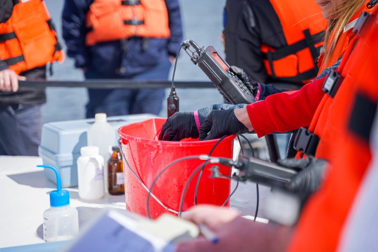 Realizaron el segundo monitoreo del año sobre la calidad del agua del Canal Beagle