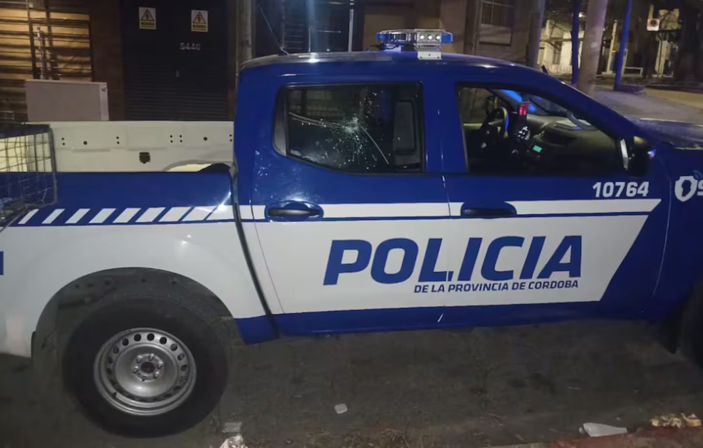 Los daños en el móvil policial tras el cabezazo del violento en Córdoba.