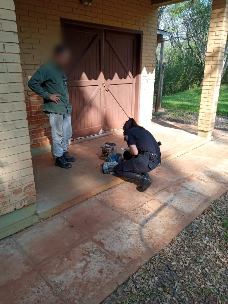 Efectivos policiales recuperaron tres bombas de agua sumergibles.