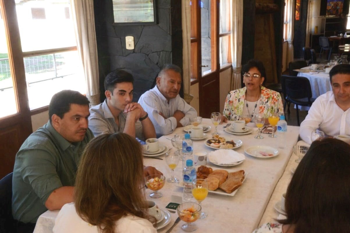 El intendente juan Ojeda junto a Felipe Altamirano, el estudiante becado por la Universidad Tecnológica de Michigan.