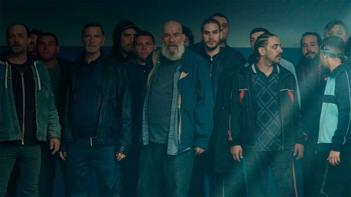 Es una serie argentina, tiene 8 capítulos y muestra el lado oscuro del fanatismo futbolero