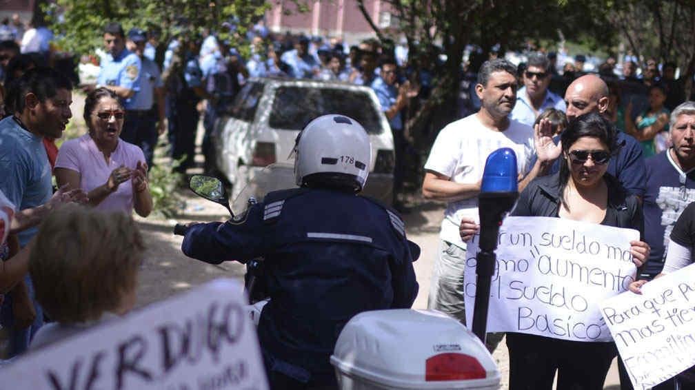 El comienzo. En las primeras horas del martes se agranda la concentración de policías que había comenzado durante la mañana. También están las esposas en el acuartelamiento en la sede del CAP (La Voz / Pedro Castillo).