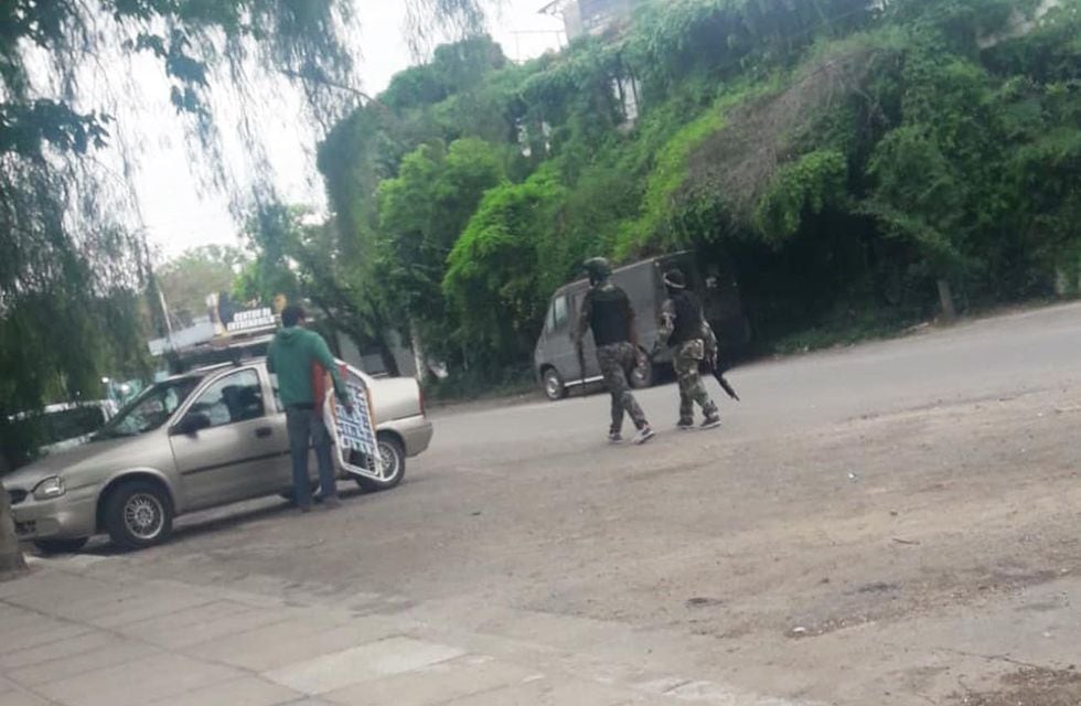 Los vecino de Cosquín quedan atónitos cuando aparecen caminando.