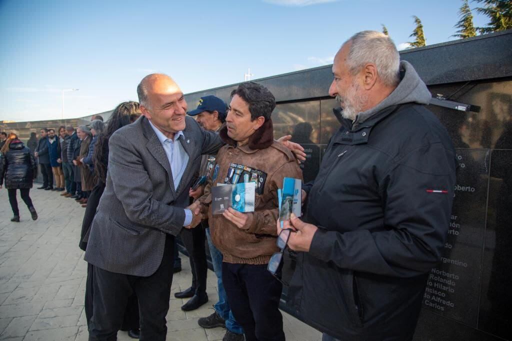 Sentido homenaje a los caídos, familiares y veteranos de Malvinas