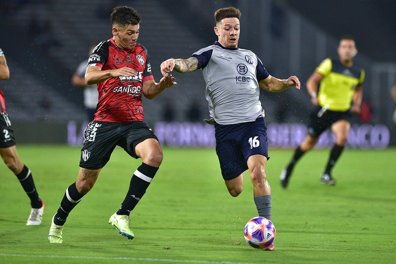 Garro Fútbol Talleres derrotó a Central Córdoba de Santiago del Estero por 2 a 0 en el Kempes ( Ramiro Pereyra / La Voz)