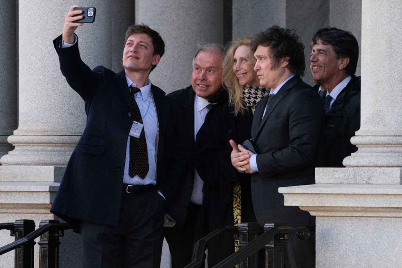 Estados Unidos: Santiago Caputo saca una selfie con Gerardo Werthein, Karina Milei, Javier Milei y Nicolás Posse a la salida de la Casa Blanca. (AP)