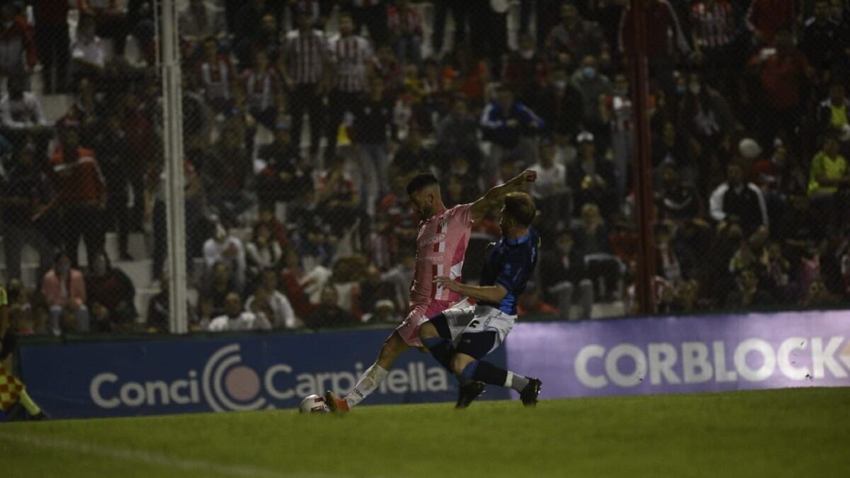 Joaquín Molina, imparable. El delantero marcó el segundo para la "Gloria".