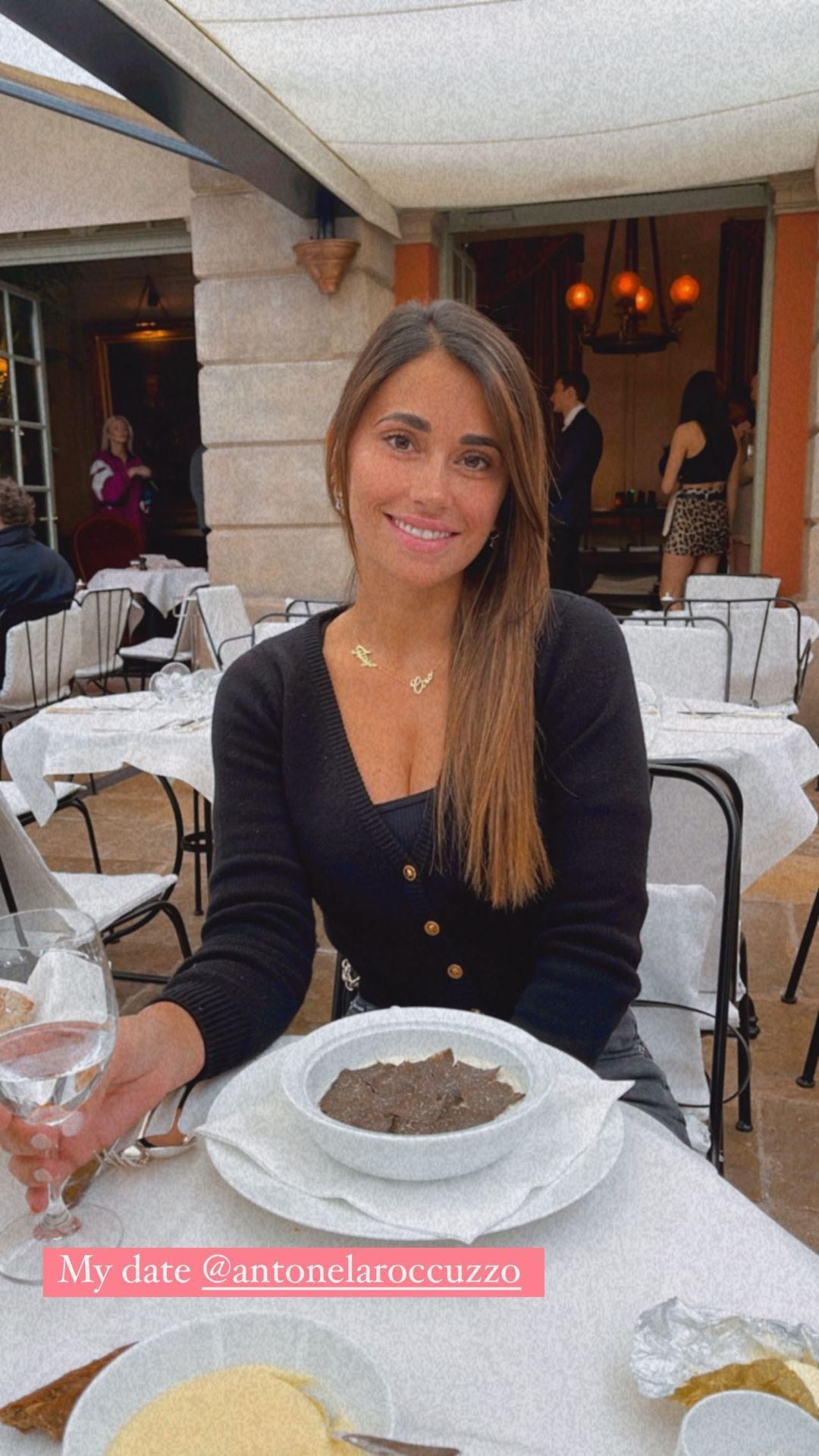 La rosarina también se da el gusto de probar delicias europeas como el risotto de trufas negras que probó con su amiga Cuca Travy.