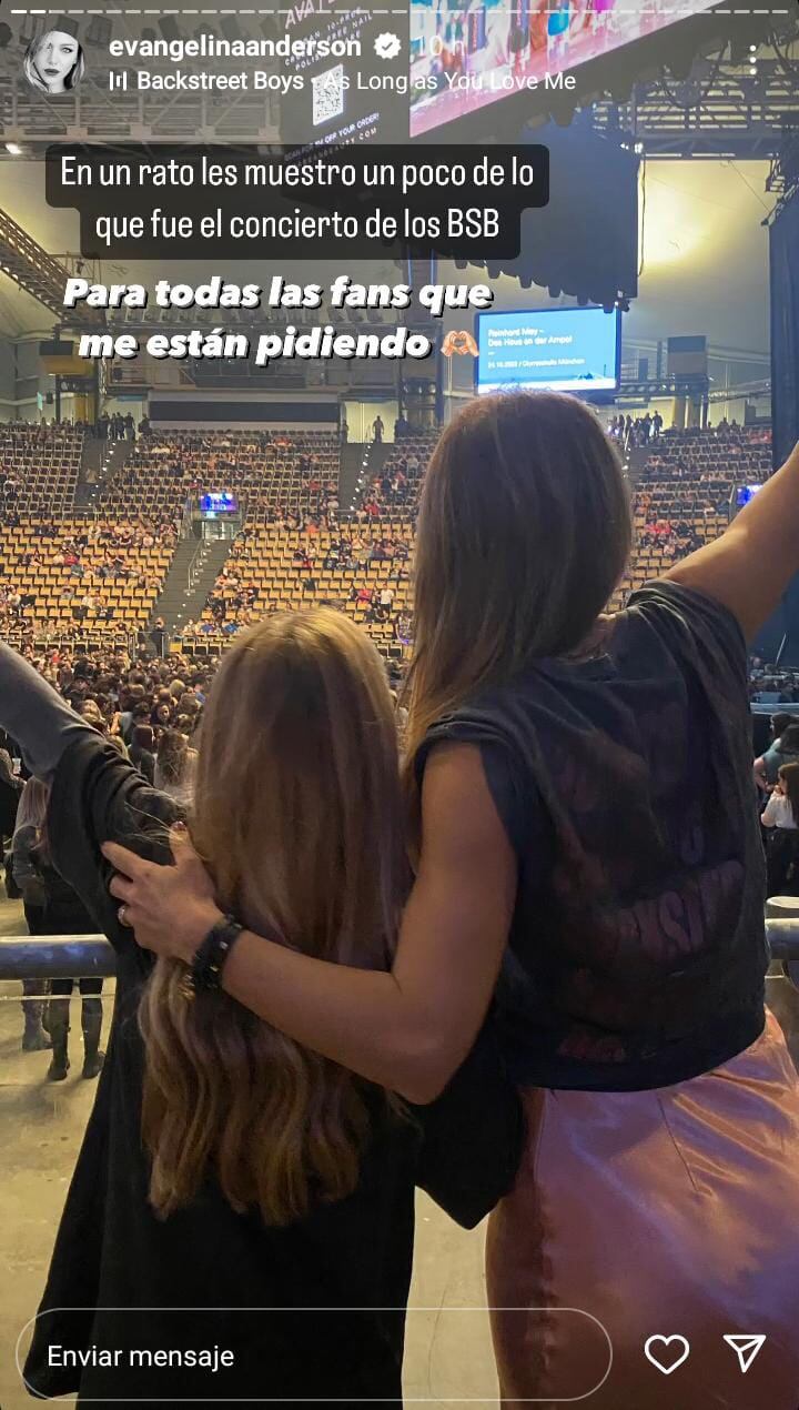 El dulce momento entre madre e hija que vivió Evangelina Anderson durante el concierto de los Backstreet Boys.