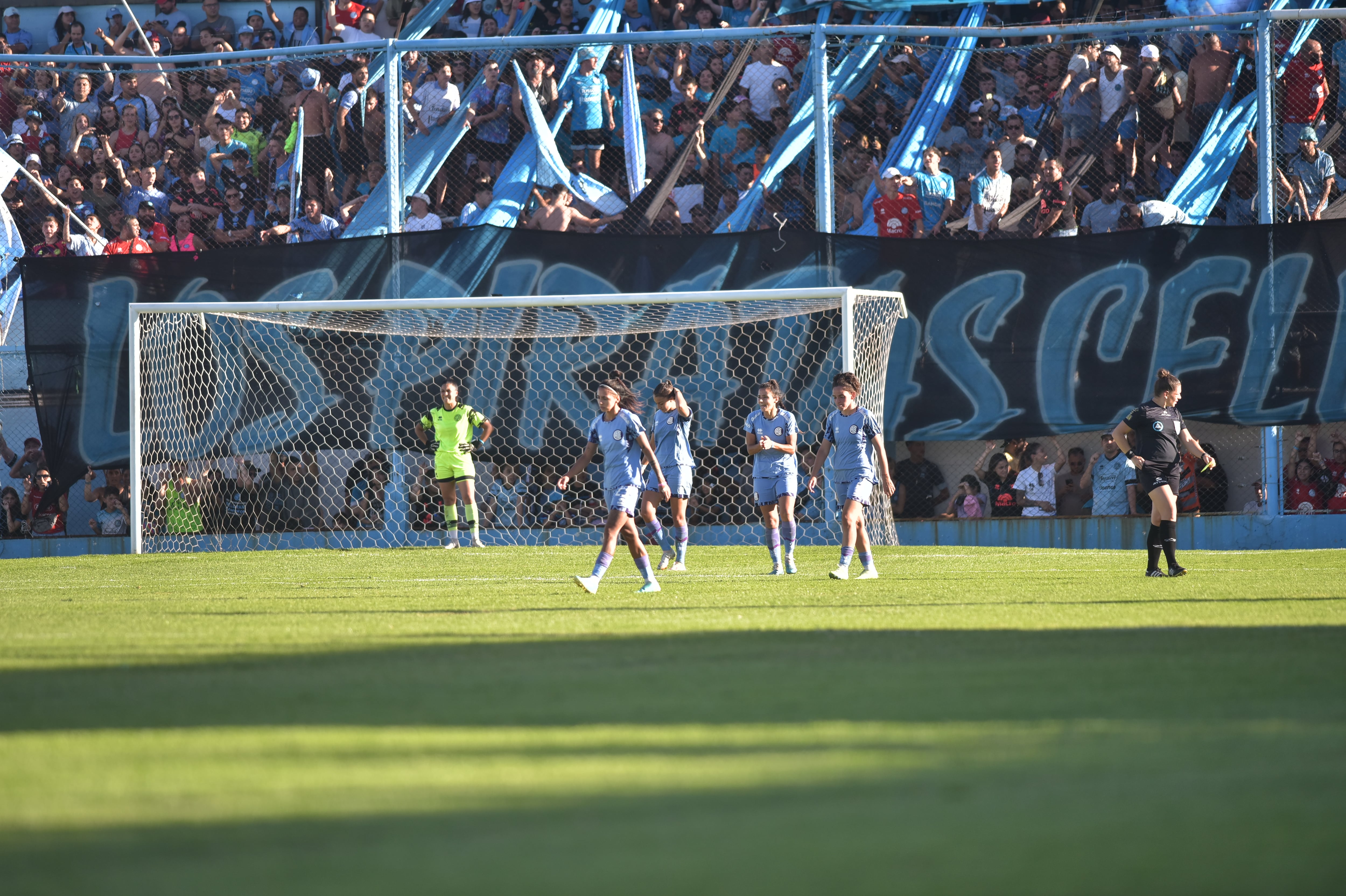 Belgrano y Boca jugaron en la cancha de Racing de Nueva Italia el primer partido de la final del fútbol femenino. Foto Javier Ferreyra