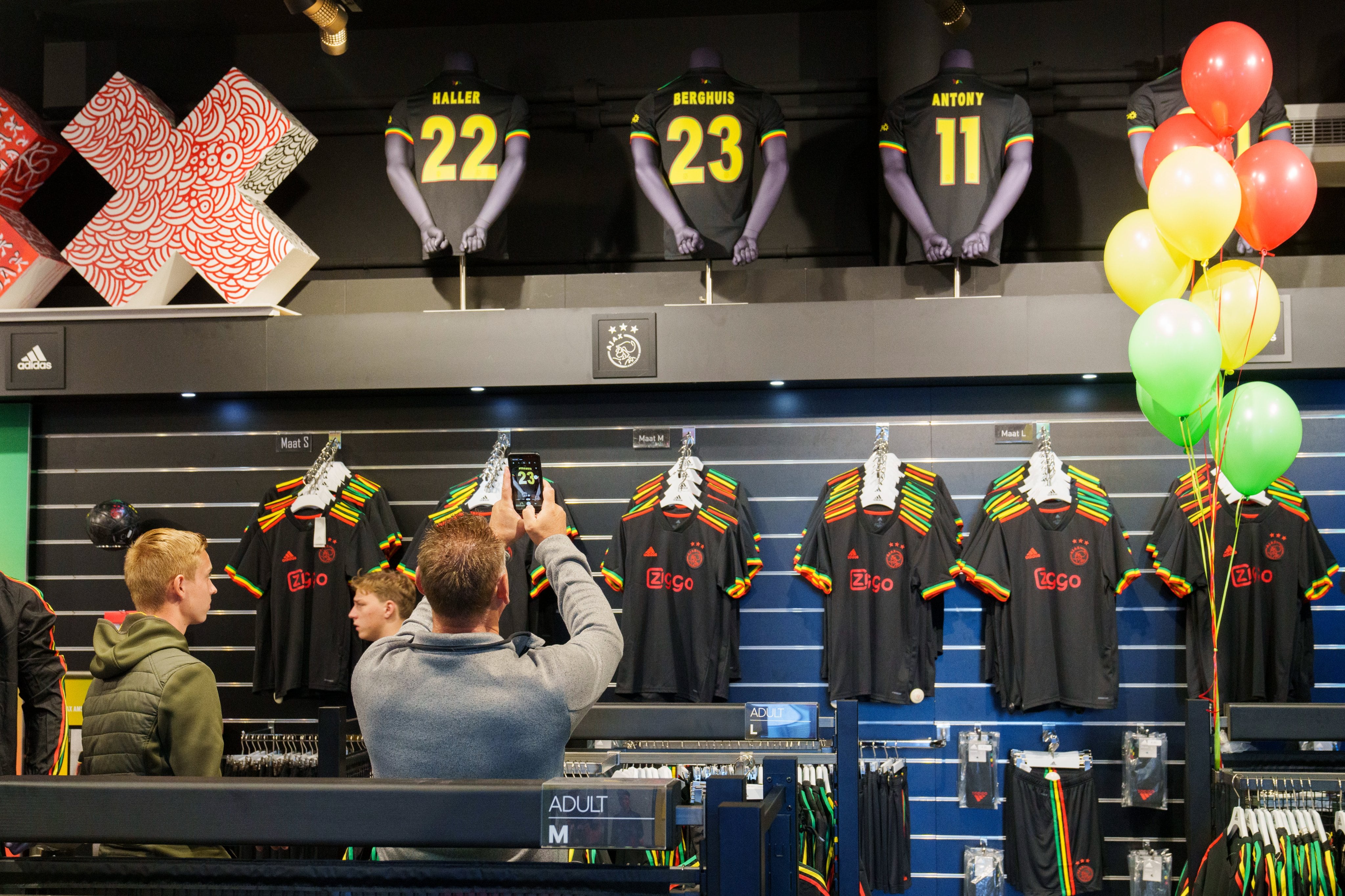 La nueva camiseta del Ajax, en homenaje a Bob Marley.