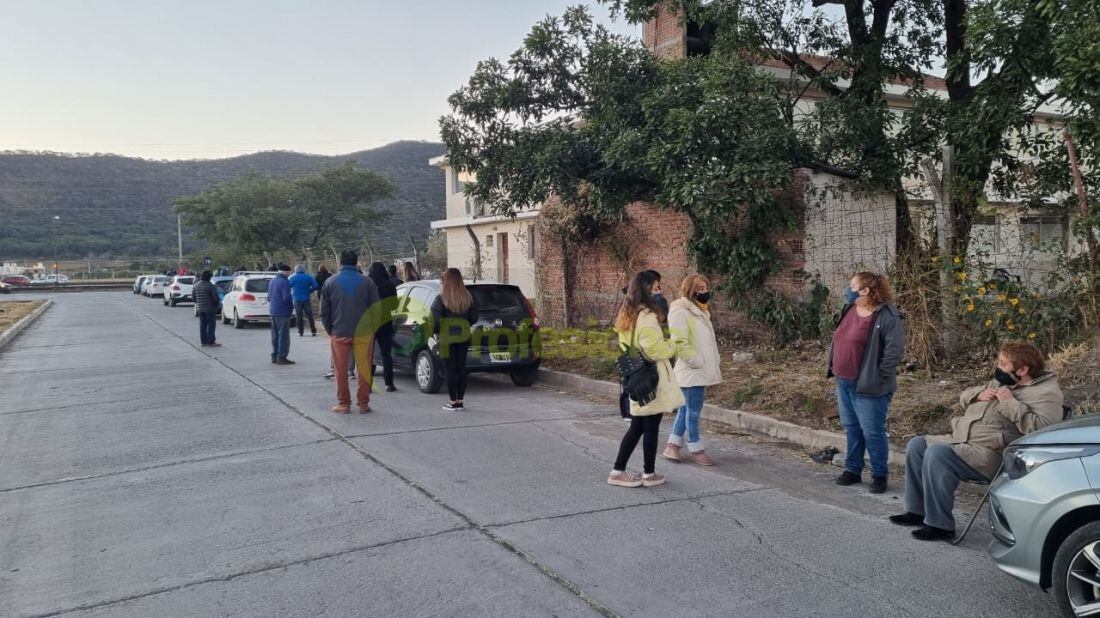 Largas filas de personas con síntomas de COVID-19 en los centros de testeos de la capital salteña