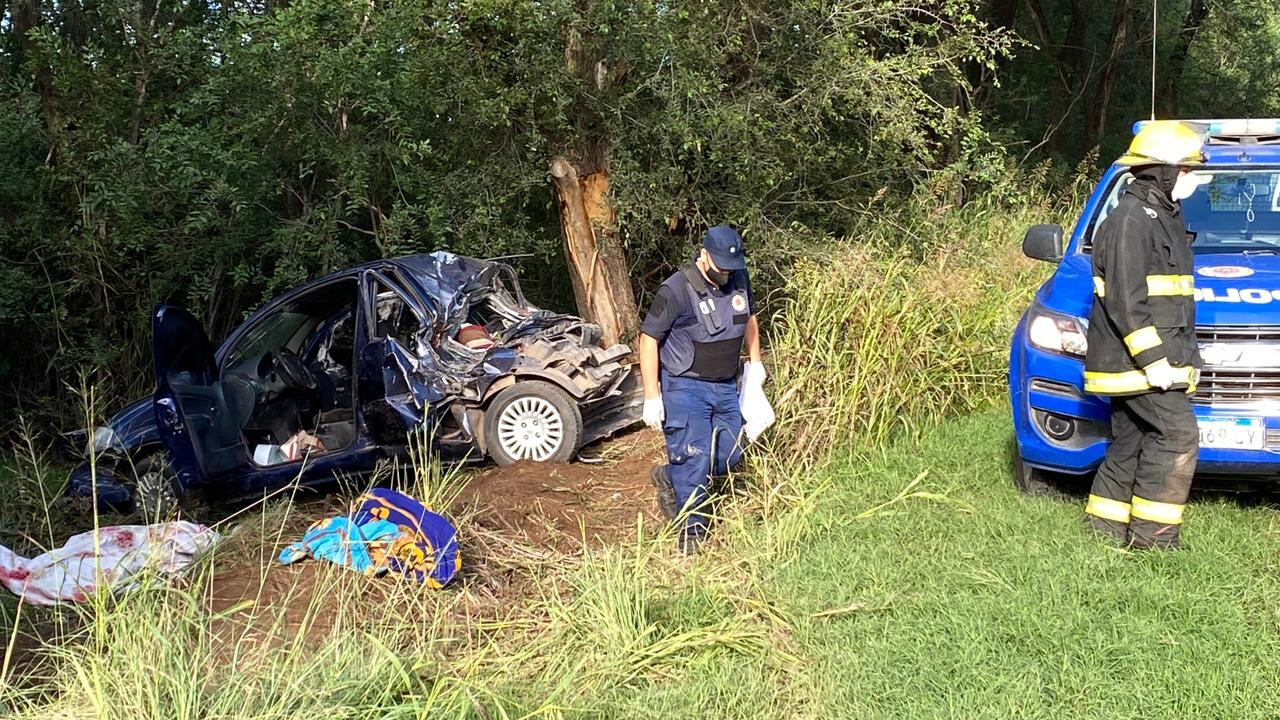 Cuatro pasajeros resultaron heridos, y una adolescente de 17 años falleció producto del vuelvo y posterior impacto contra un árbol.