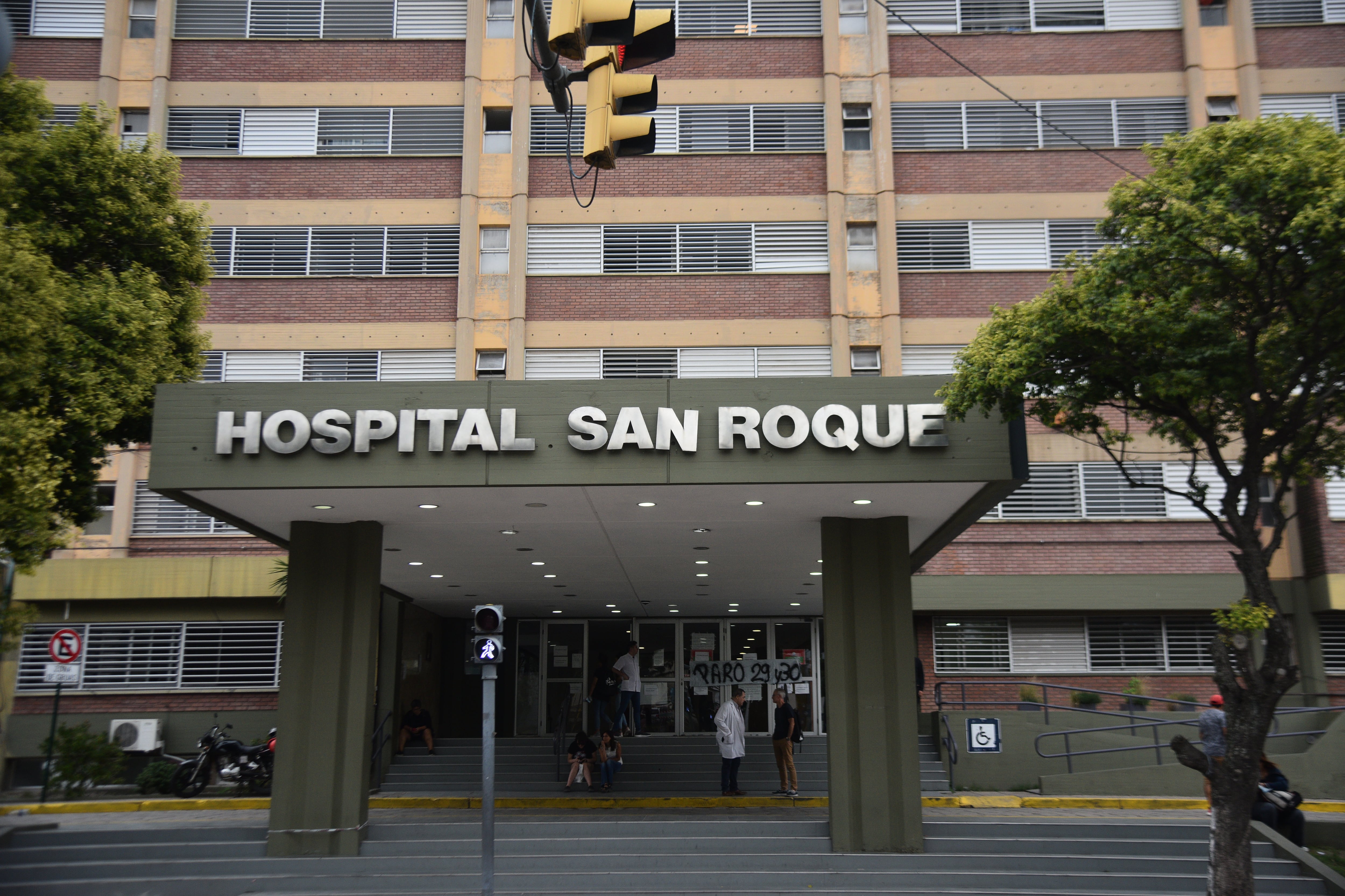 Hospital San Roque. El personal de salud realiza un paro en reclamo de mejoras salariales.