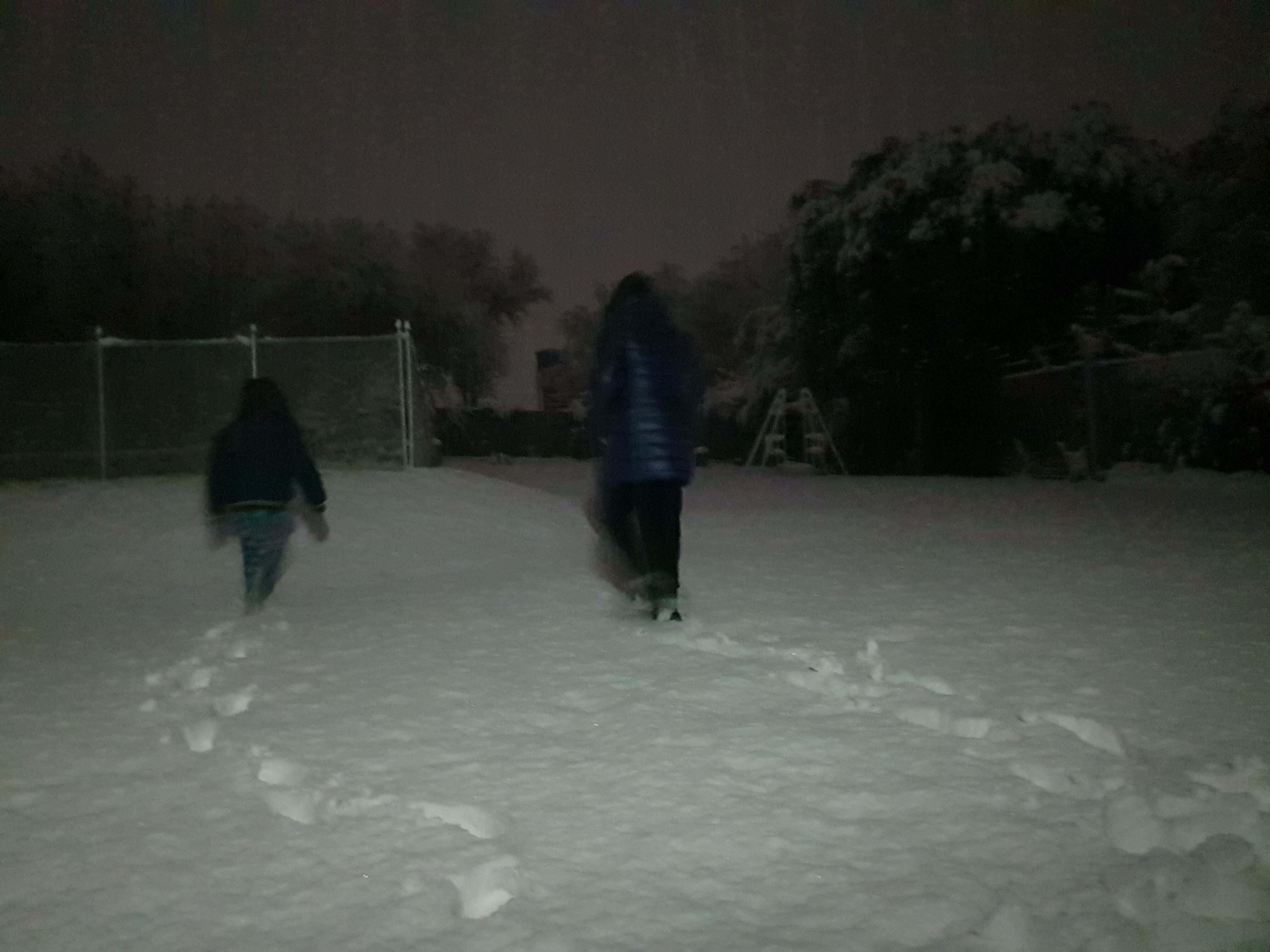 Niños jugando en una madrugada inusual, sorprendidos con lo que veían.