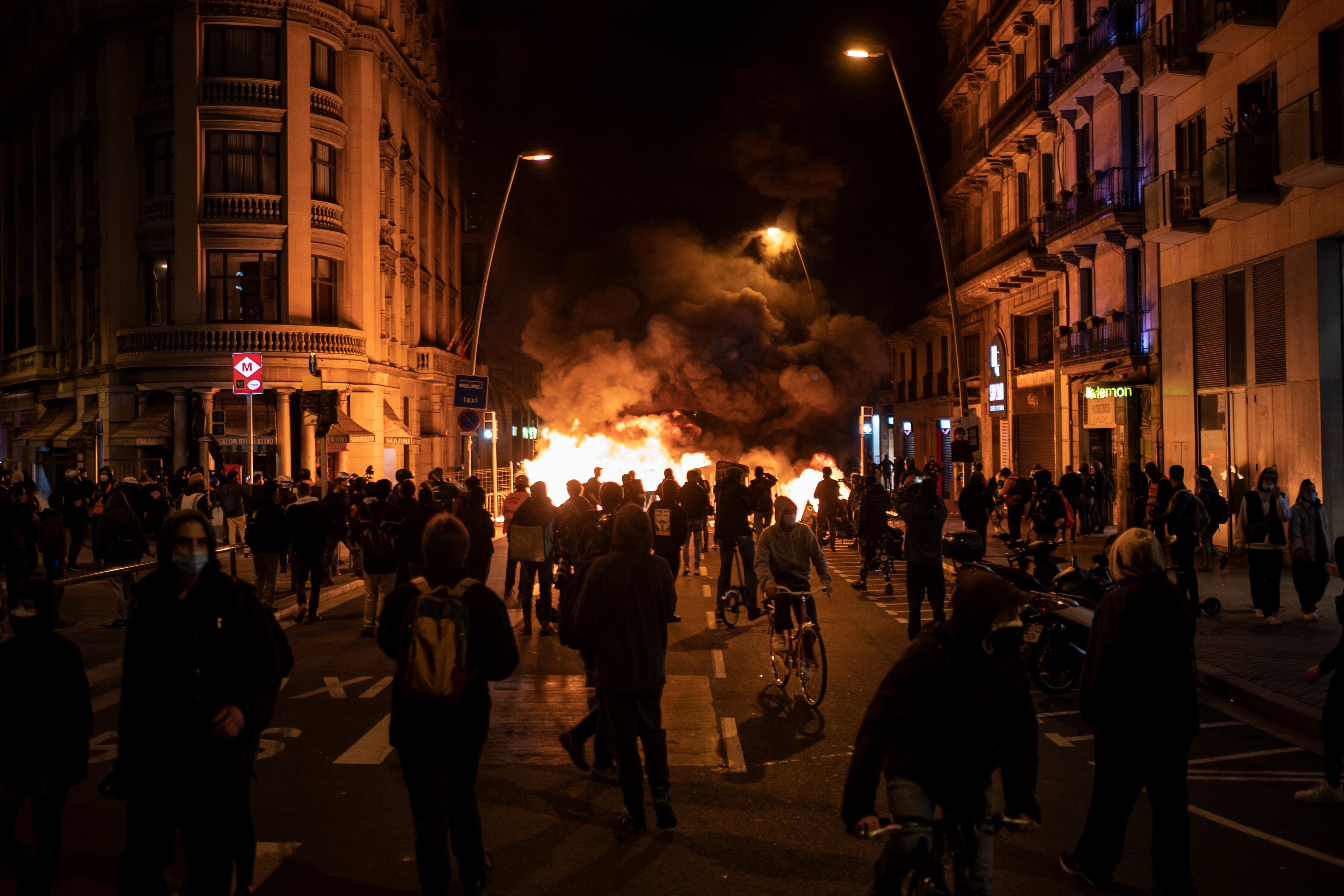 Luego de que Hasél fuera detenido por criticar a la corona, cientos de personas salieron a las calles a pedir por su libertad.