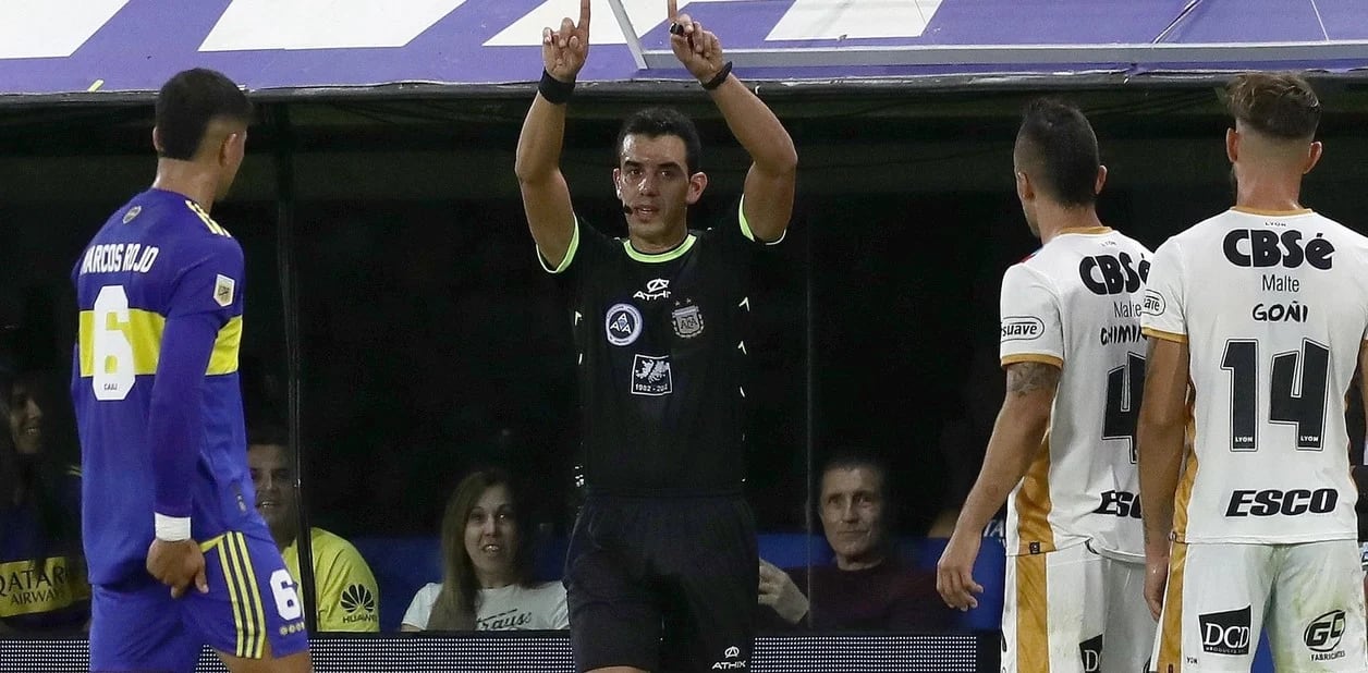 El momento en el que el árbitro del partido, Leandro Rey Hilfer, señala que acaba de revisar la jugada y cobra penal para Boca.