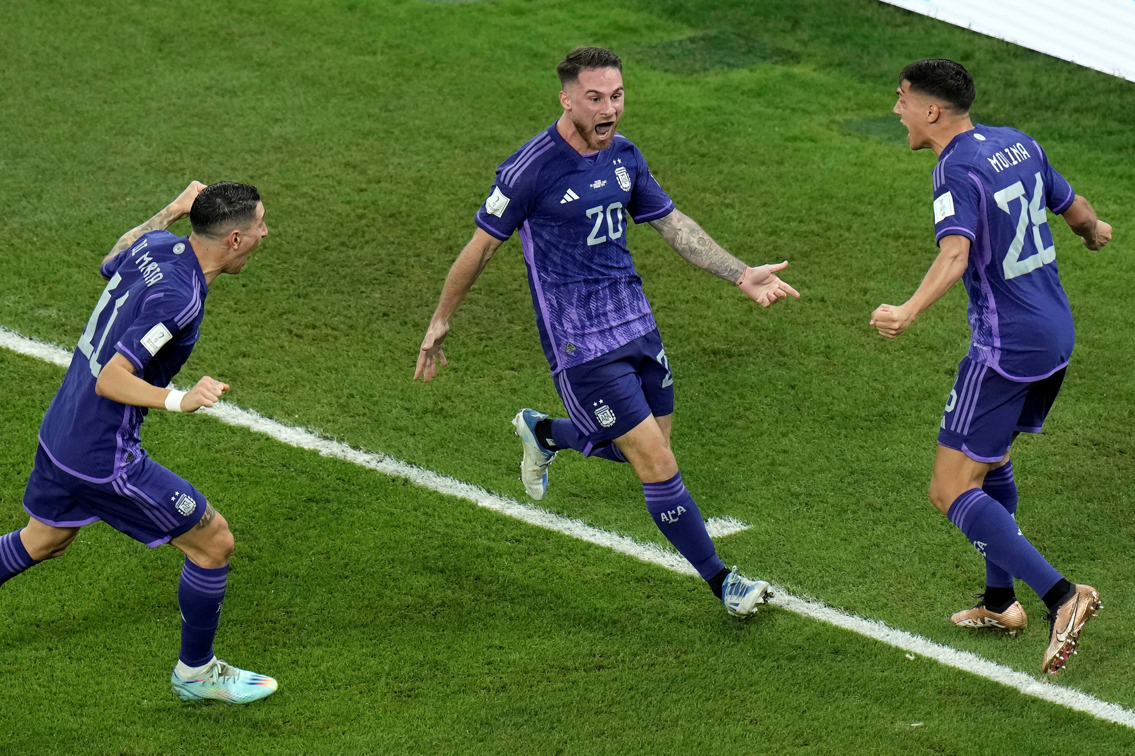 Argentina le ganó 2 a 0 a Polonia y enfrentará a Australia en octavos de final. (AP)