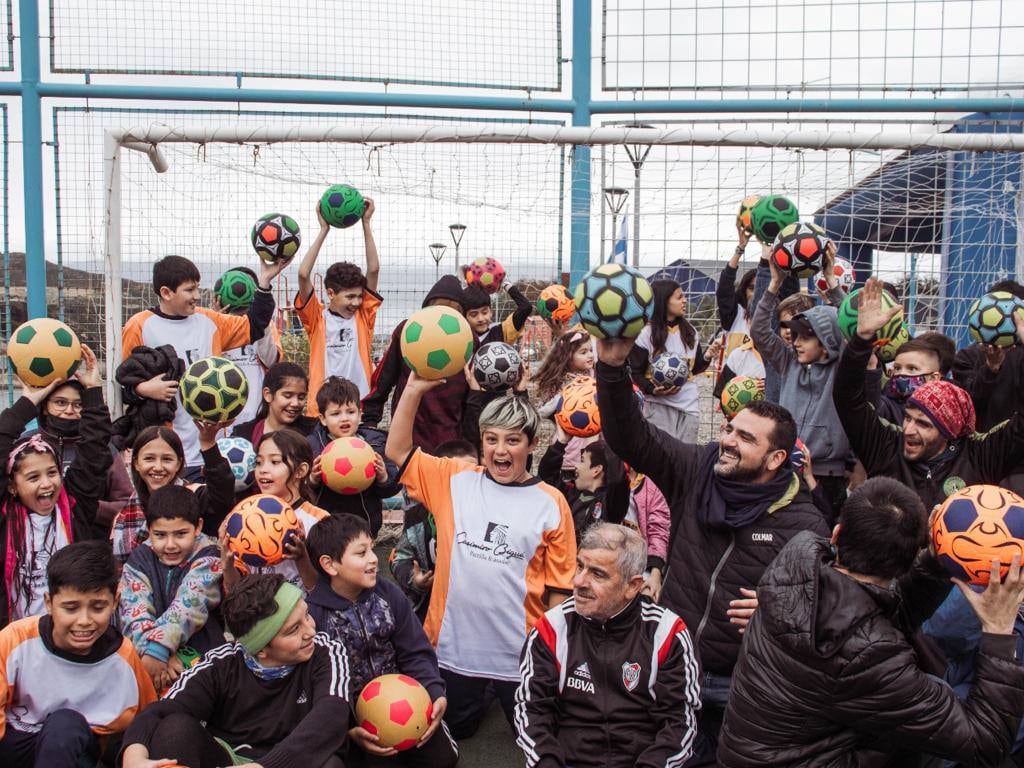 Tanto chicos como grandes celebraron la inauguración y puesta en valor de los espacios. Chicos y chicas disfrutaron de un "picadito" de partidos amistosos. Luego compartieron un chocolate caliente, juegos y entrega de pelotas.
