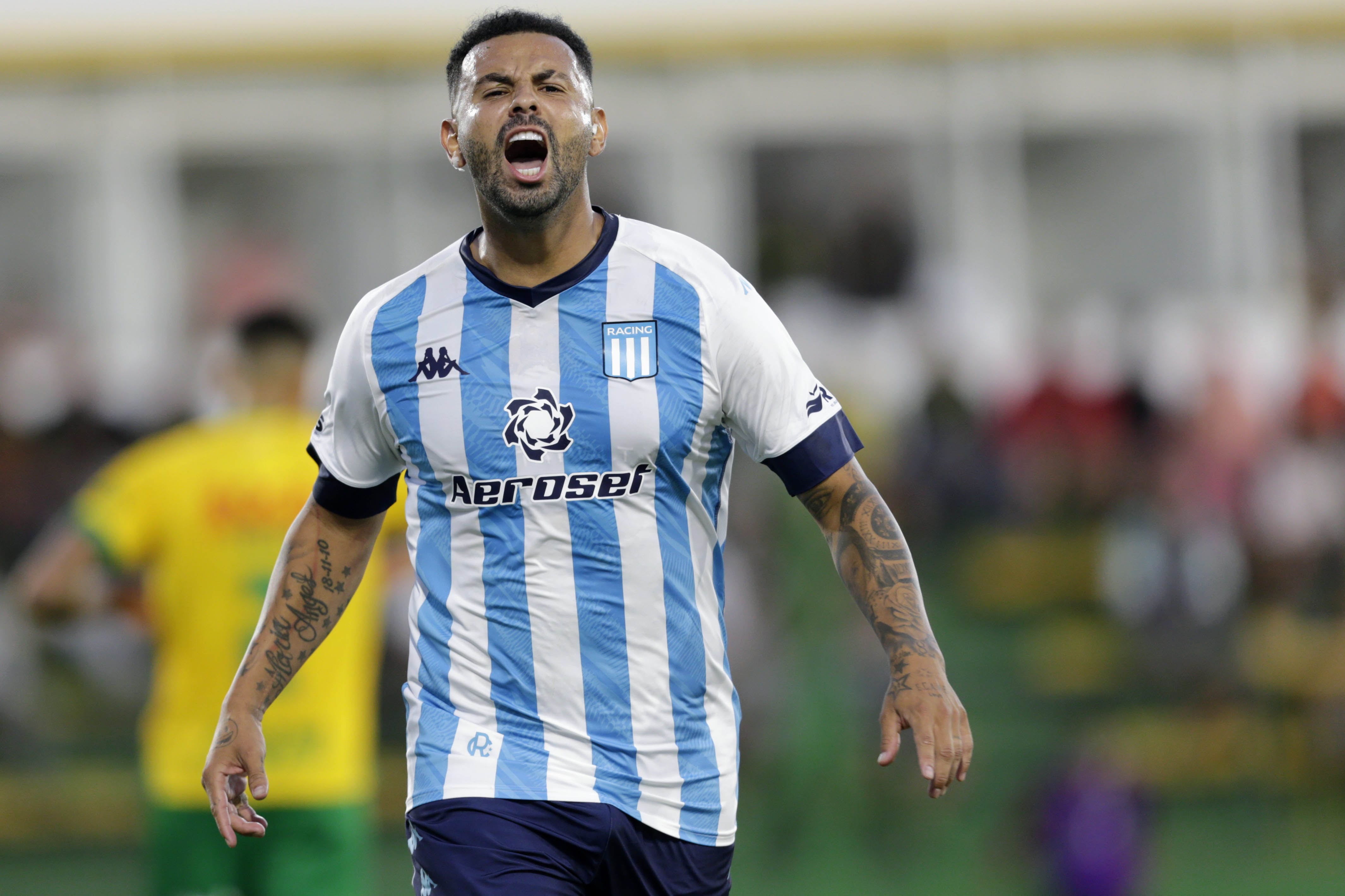 El colombiano Cardona y su primer tanto en Racing de Avellaneda. (Fotobaires).